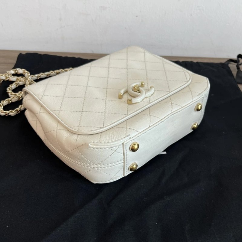 CHANEL 白色郵差斜背鏈條包18*16*5 98新配件盒子塵袋-4