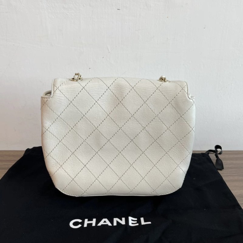 CHANEL 白色郵差斜背鏈條包18*16*5 98新配件盒子塵袋-5