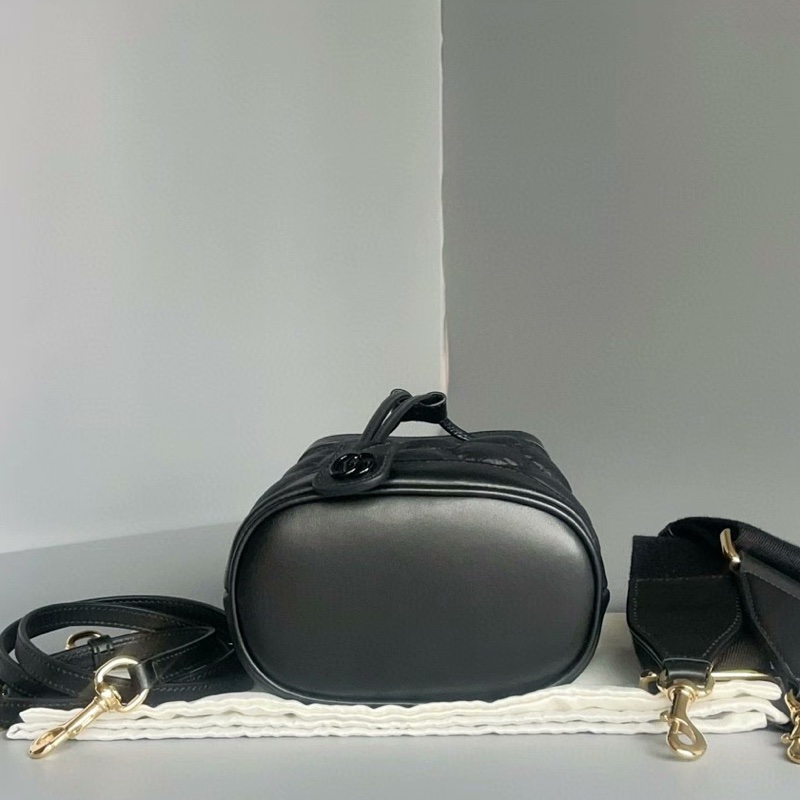 Gucci 新款 水桶包 黑金紋路壓印 雙肩帶-3