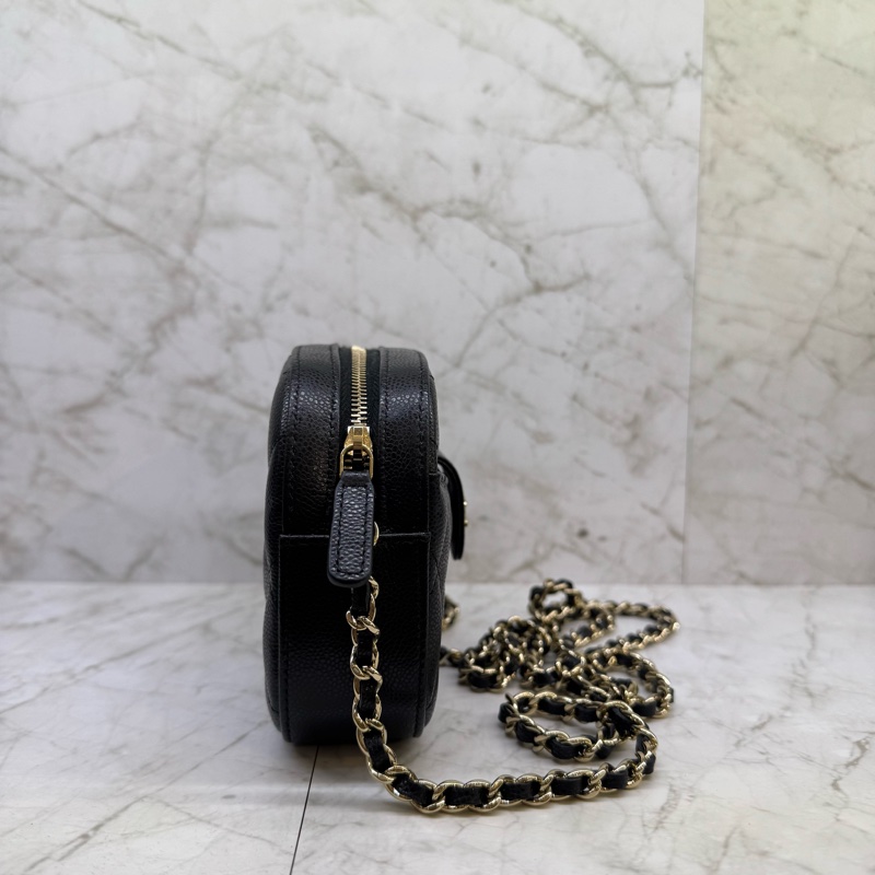 CHANEL黑金荔枝皮拉鍊小相機包/晶片-2