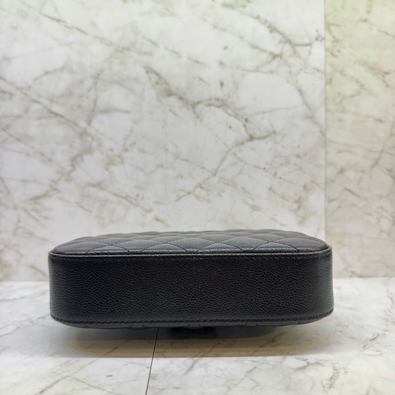 CHANEL黑金荔枝皮拉鍊小相機包/晶片-4