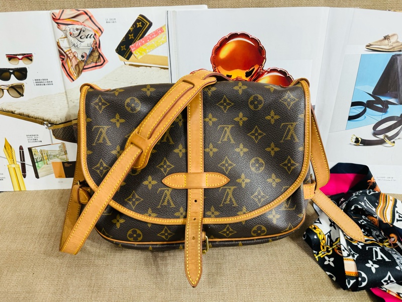 ✨售 二手真品 LV【M40710】經典Monogram Saumur MM造型雙面馬鞍斜背包-2