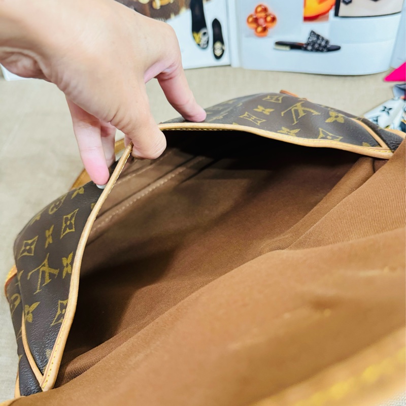 ✨售 二手真品 LV【M40710】經典Monogram Saumur MM造型雙面馬鞍斜背包-11