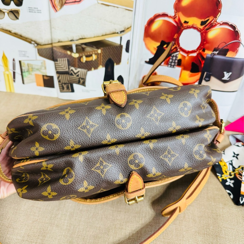 ✨售 二手真品 LV【M40710】經典Monogram Saumur MM造型雙面馬鞍斜背包-21