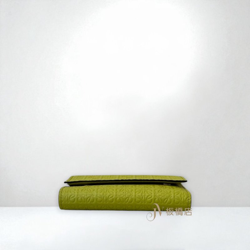LOEWE 皮夾 滿版壓印LOGO牛油果綠三折短夾-4