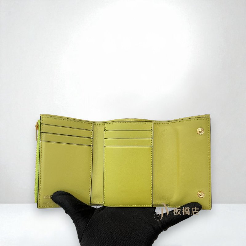 LOEWE 皮夾 滿版壓印LOGO牛油果綠三折短夾-5