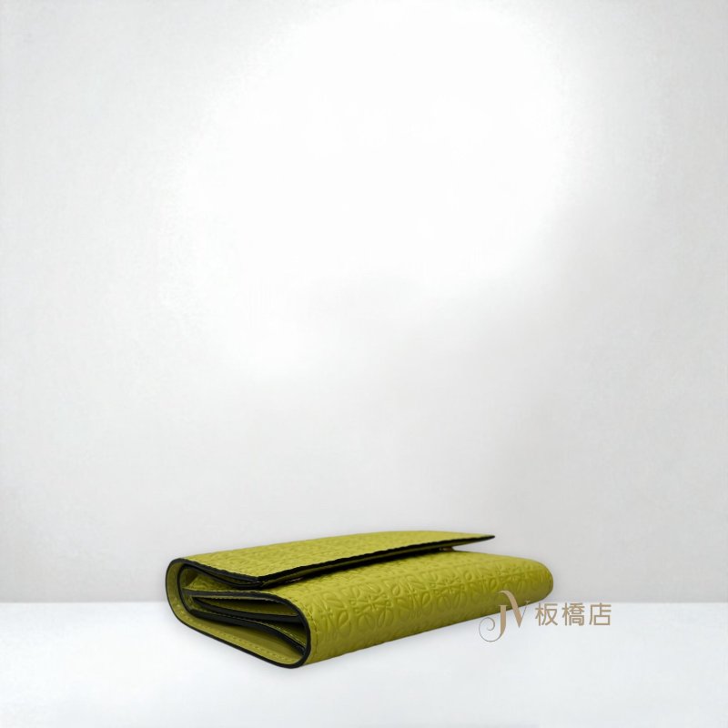 LOEWE 皮夾 滿版壓印LOGO牛油果綠三折短夾-7