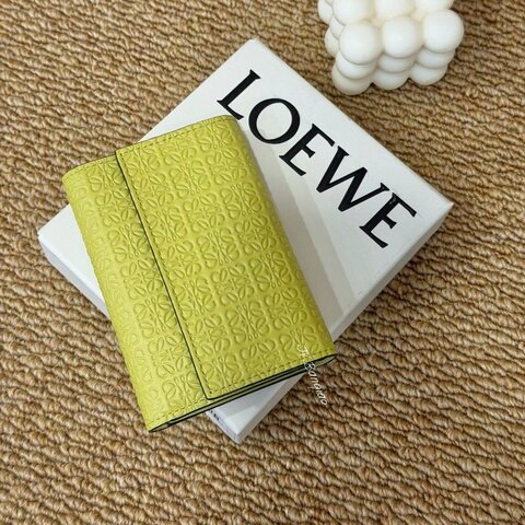 LOEWE 皮夾 滿版壓印LOGO牛油果綠三折短夾