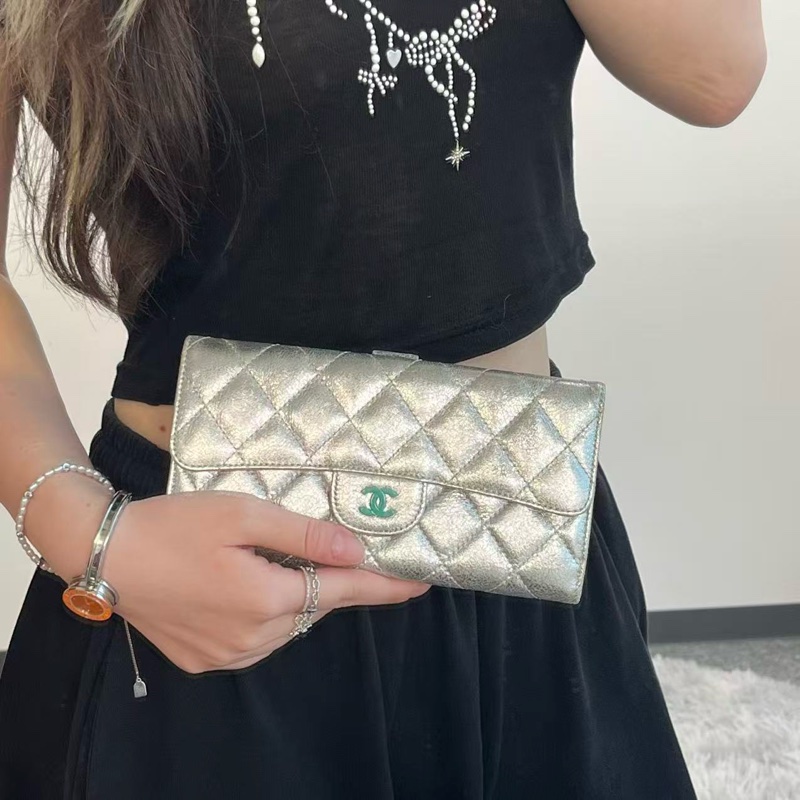 「JL精品代購」香奈兒太空銀拼綠cf菱格紋按扣二折長夾-1