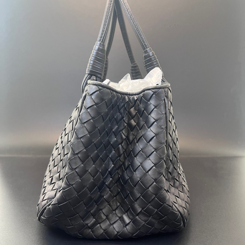 BV葆蝶家 編織黑灰色菜籃子手提包-2