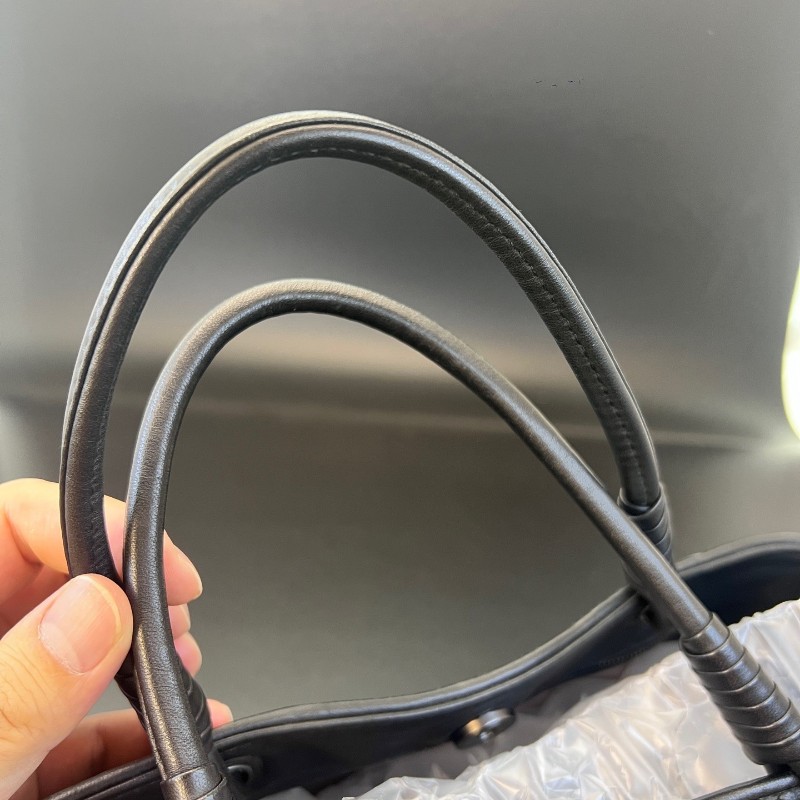 BV葆蝶家 編織黑灰色菜籃子手提包-7