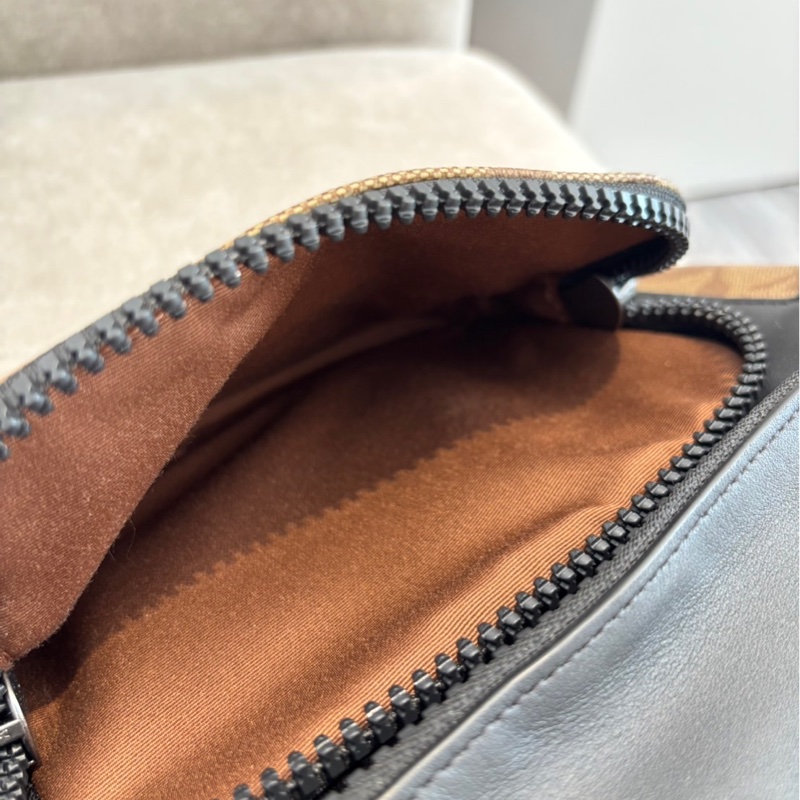 Coach 經典老花塗層帆布拼小牛皮腰包-5