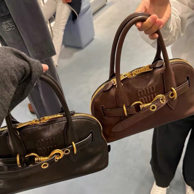 秋冬必備！現貨！全套！帶票！芯片款！Miu Miu aventure Nappa石楠木色 小號貝殼包！-6