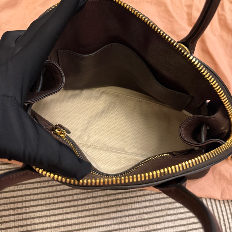 秋冬必備！現貨！全套！帶票！芯片款！Miu Miu aventure Nappa石楠木色 小號貝殼包！-12