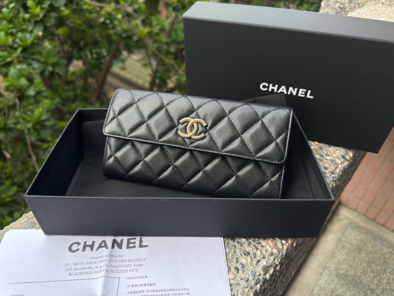 近新CHANEL 25A黑色荔枝皮菱格紋立體金色浮雕C LOGO信封長夾AP4712-0