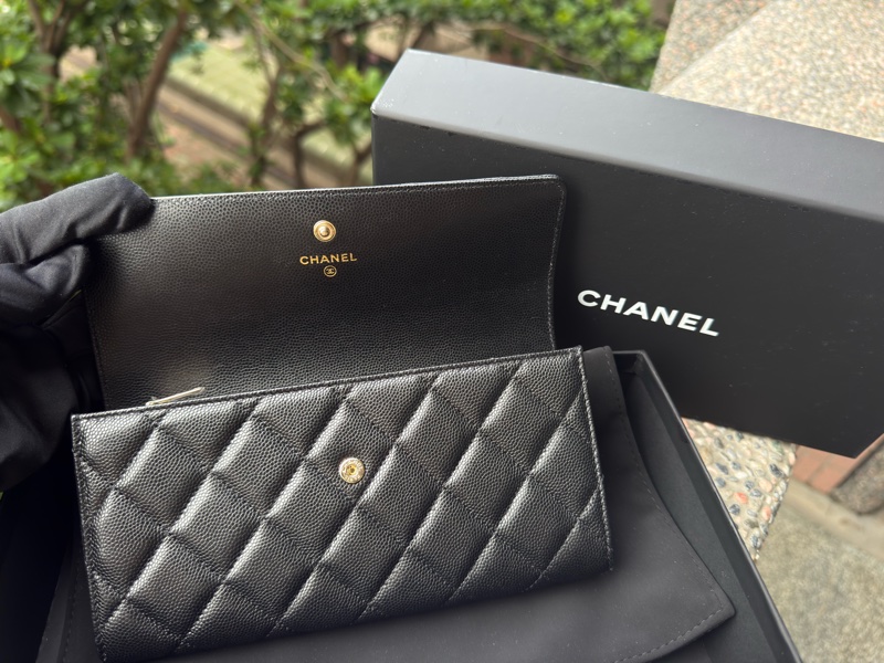 近新CHANEL 25A黑色荔枝皮菱格紋立體金色浮雕C LOGO信封長夾AP4712-9