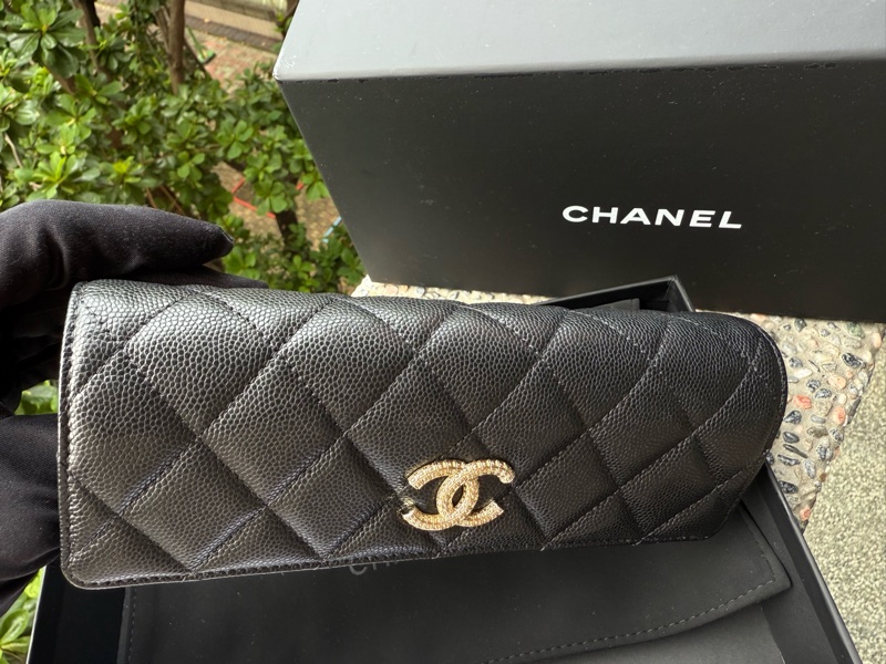 近新CHANEL 25A黑色荔枝皮菱格紋立體金色浮雕C LOGO信封長夾AP4712-15