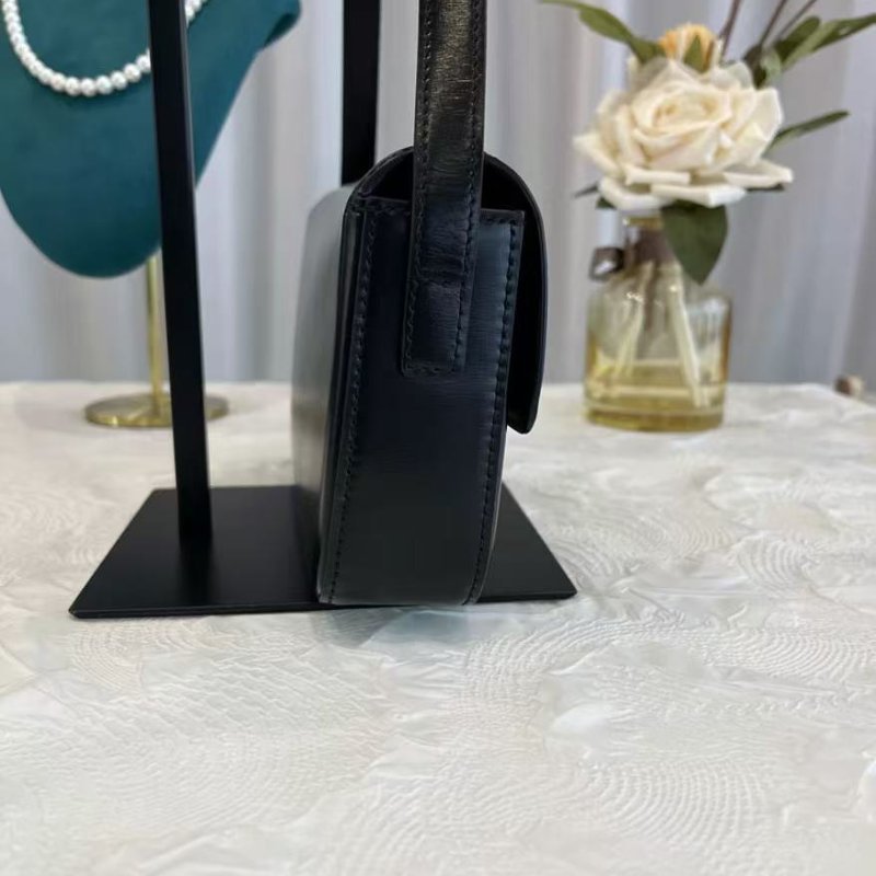 Celine Triomphe 黑金亮面小牛皮腋下包 99新 20.5*11 配件塵袋-4