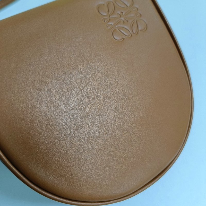 LOEWE Heel 小號 棕色牛皮壓紋斜挎包單肩包-10