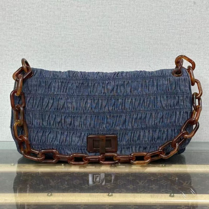✨PRADA 牛仔皺褶壓克力腋下鍊條包 35*18*6 98新配件塵袋-0