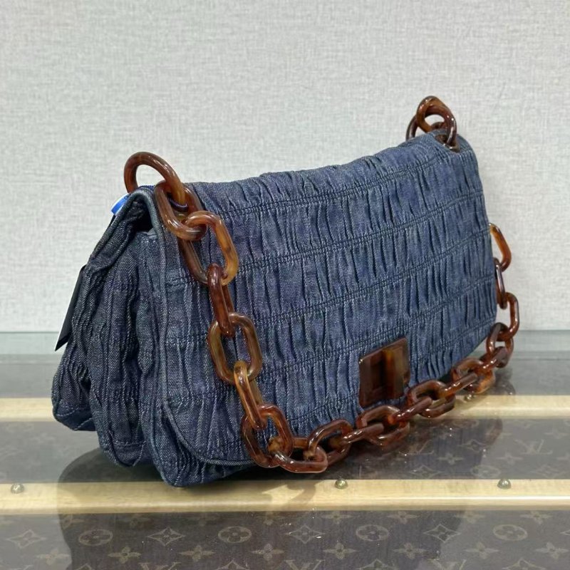 ✨PRADA 牛仔皺褶壓克力腋下鍊條包 35*18*6 98新配件塵袋-1