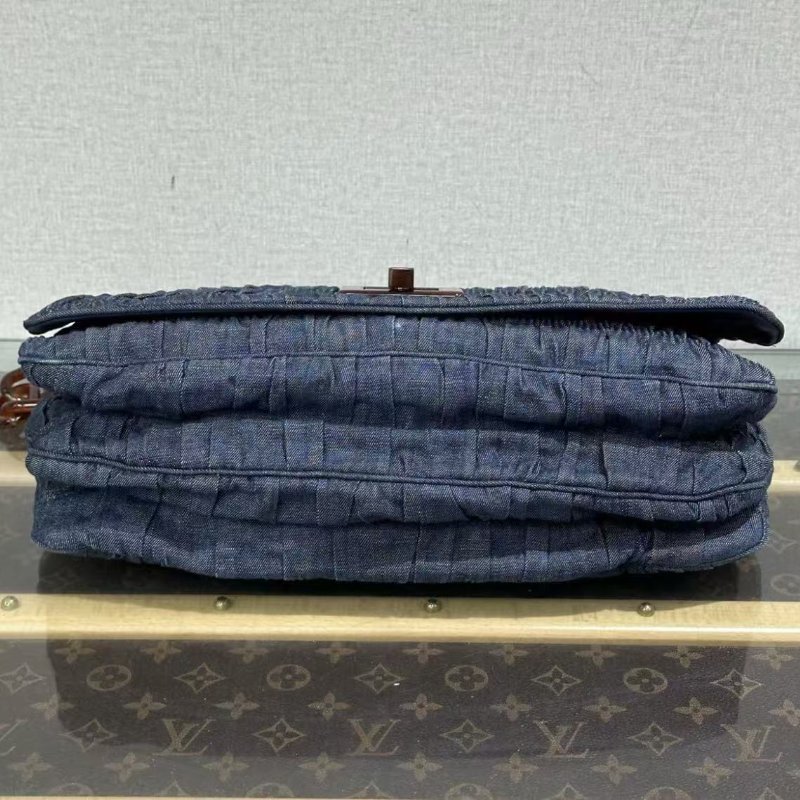 ✨PRADA 牛仔皺褶壓克力腋下鍊條包 35*18*6 98新配件塵袋-3