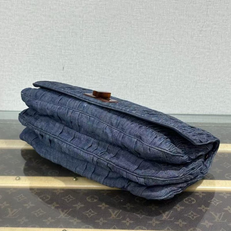 ✨PRADA 牛仔皺褶壓克力腋下鍊條包 35*18*6 98新配件塵袋-4