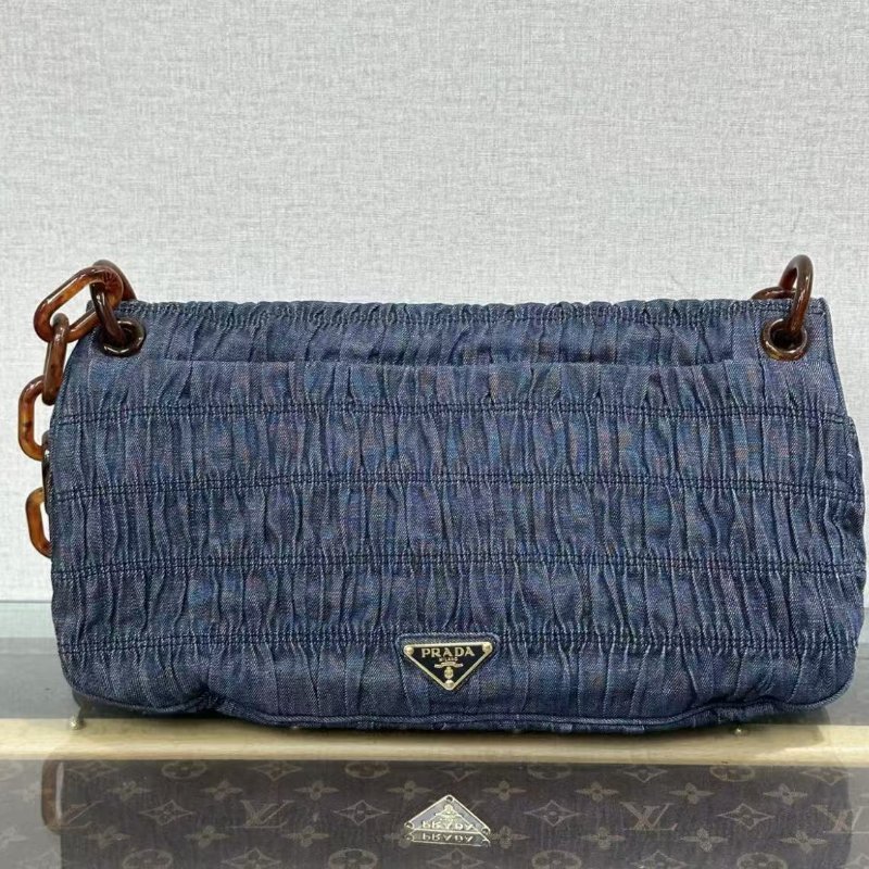 ✨PRADA 牛仔皺褶壓克力腋下鍊條包 35*18*6 98新配件塵袋-5