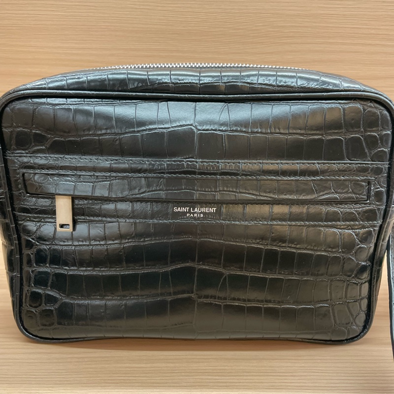 Ysl 男士燙印logo鱷魚文牛皮相機包-0