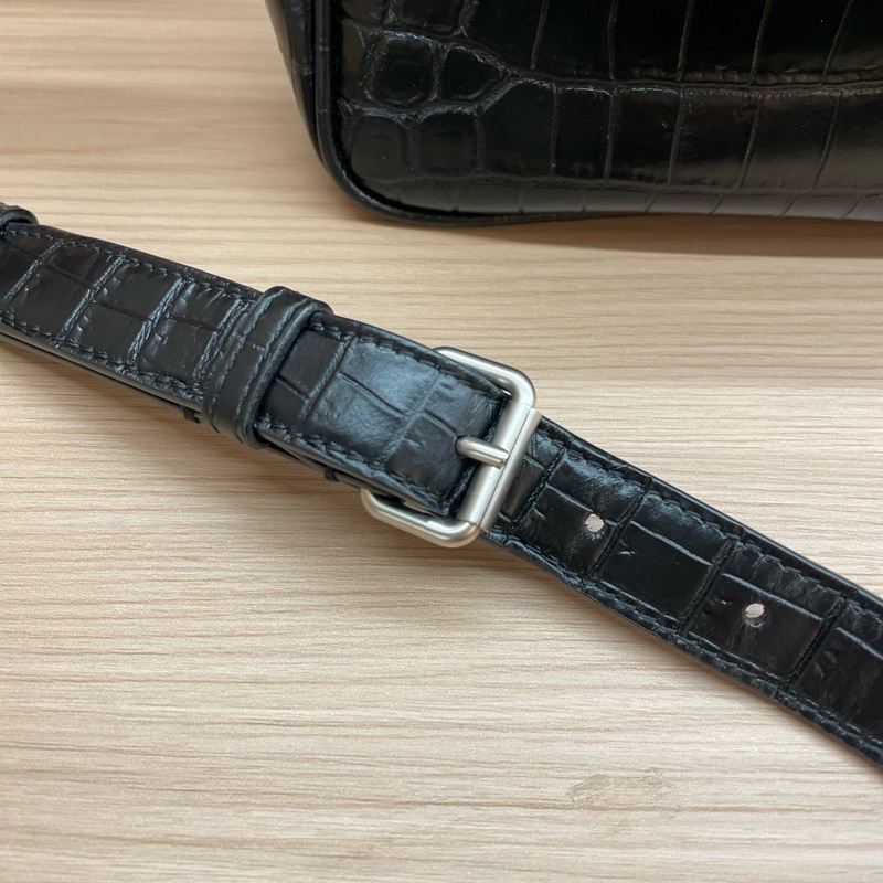 Ysl 男士燙印logo鱷魚文牛皮相機包-10