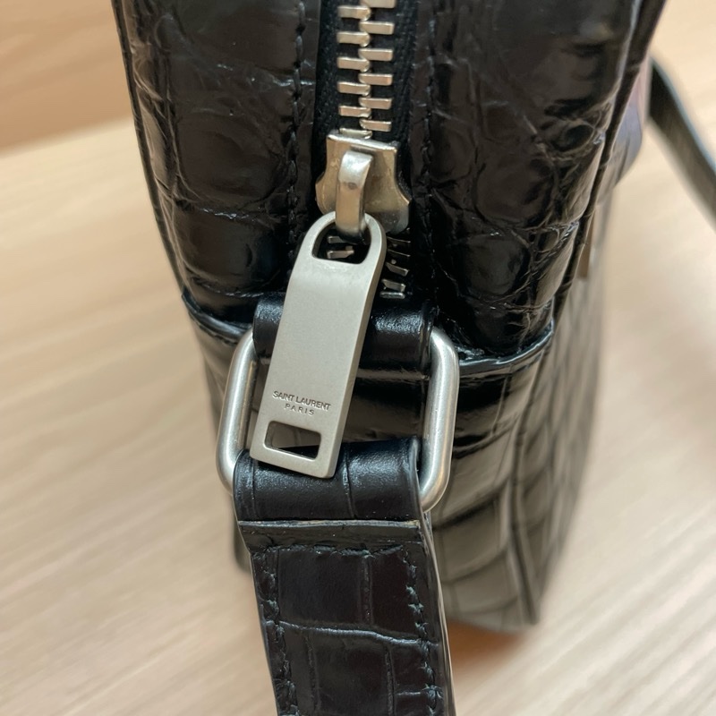 Ysl 男士燙印logo鱷魚文牛皮相機包-11