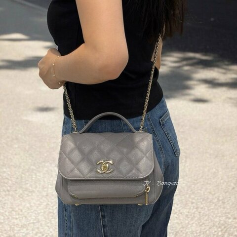 JS1402-Chanel 灰荔枝牛皮淡金扣郵差斜背包A93749