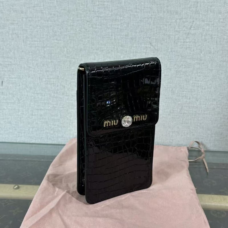 ✨MIUMIU 黑金鱷魚壓紋寶石鍊條肩背斜背手機包 10*18*3 98新配件塵袋-1