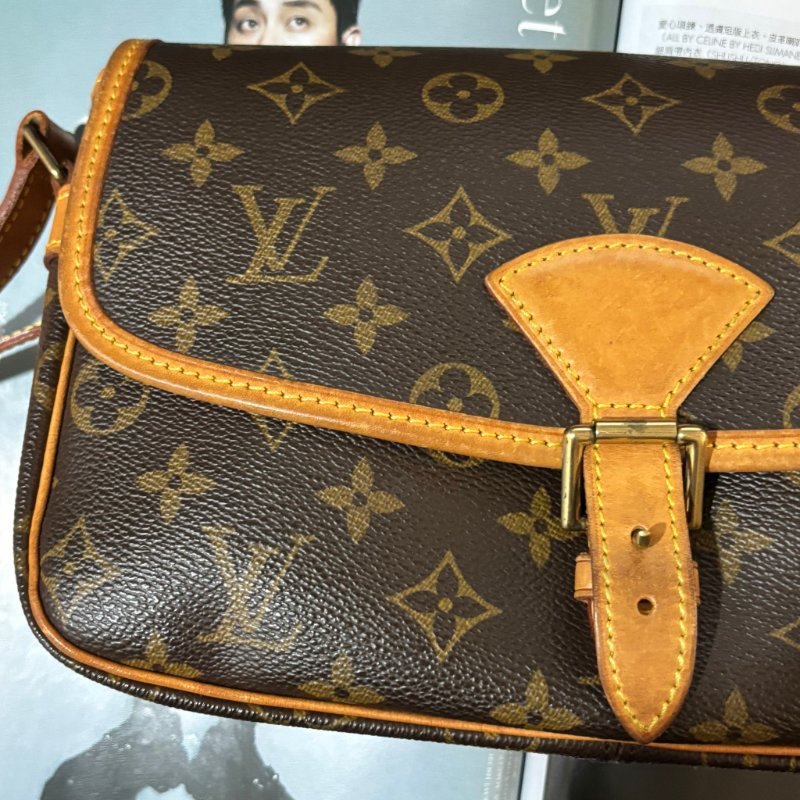 ::LOUIS VUITTON:: LV M42250 咖啡色經典花紋馬鞍斜背包法棍包-3