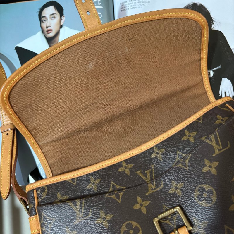 ::LOUIS VUITTON:: LV M42250 咖啡色經典花紋馬鞍斜背包法棍包-35