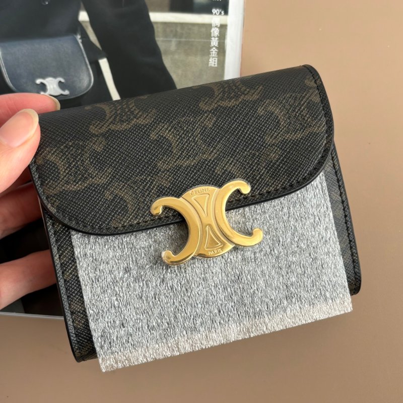 ::CELINE:: TRIOMPHE咖啡色經典花紋內牛皮凱旋門金色LOGO釦式三折短夾-1