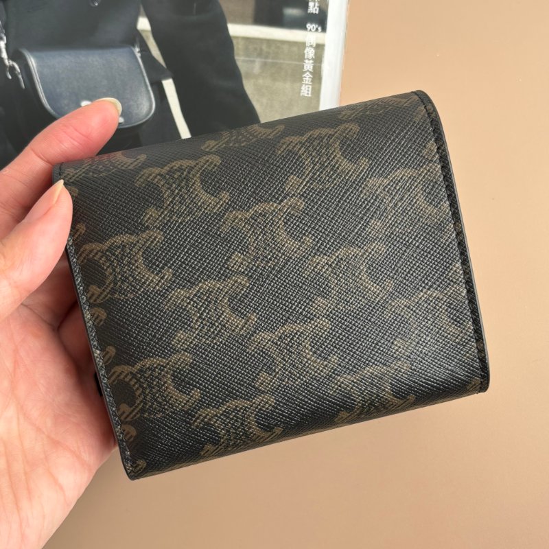 ::CELINE:: TRIOMPHE咖啡色經典花紋內牛皮凱旋門金色LOGO釦式三折短夾-4