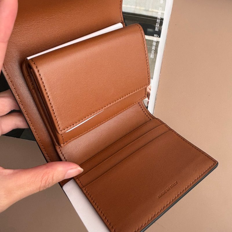 ::CELINE:: TRIOMPHE咖啡色經典花紋內牛皮凱旋門金色LOGO釦式三折短夾-6