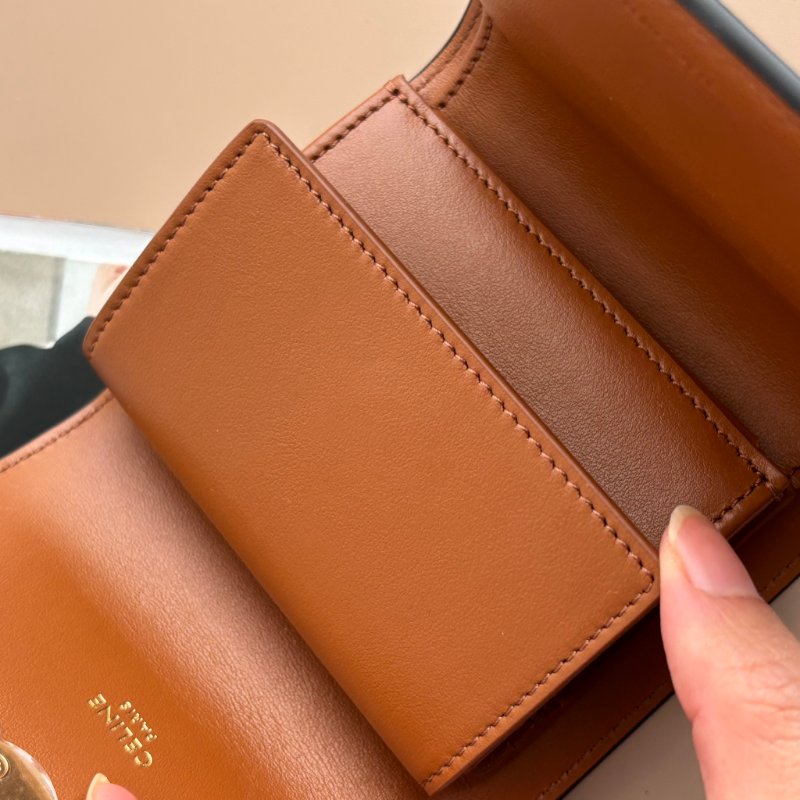 ::CELINE:: TRIOMPHE咖啡色經典花紋內牛皮凱旋門金色LOGO釦式三折短夾-10