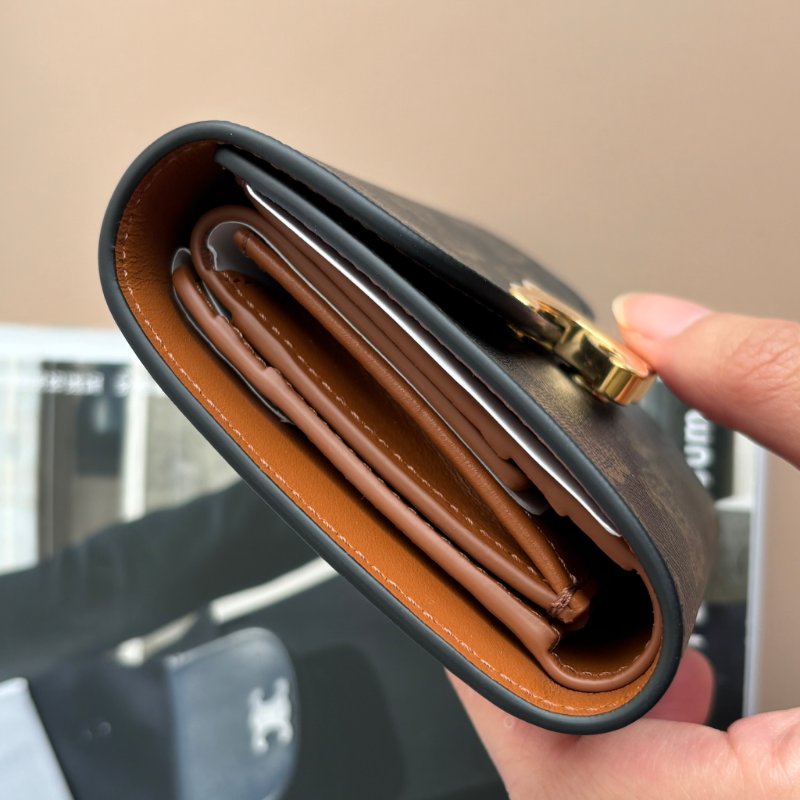 ::CELINE:: TRIOMPHE咖啡色經典花紋內牛皮凱旋門金色LOGO釦式三折短夾-13