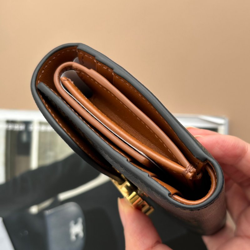 ::CELINE:: TRIOMPHE咖啡色經典花紋內牛皮凱旋門金色LOGO釦式三折短夾-14