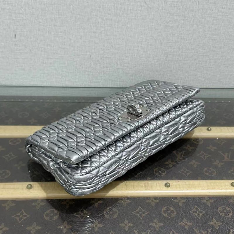 MIUMIU 銀色皺摺寶石鏈條肩背包 28*14.5*4 99新配件:塵袋-2