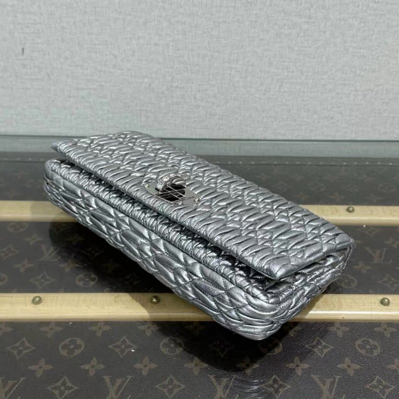 MIUMIU 銀色皺摺寶石鏈條肩背包 28*14.5*4 99新配件:塵袋-4