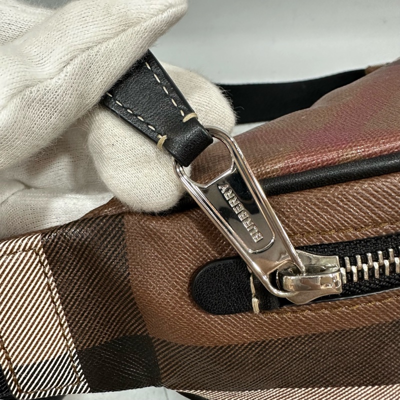 BURBERRY 8052806 咖白格紋黑釦腰包-7