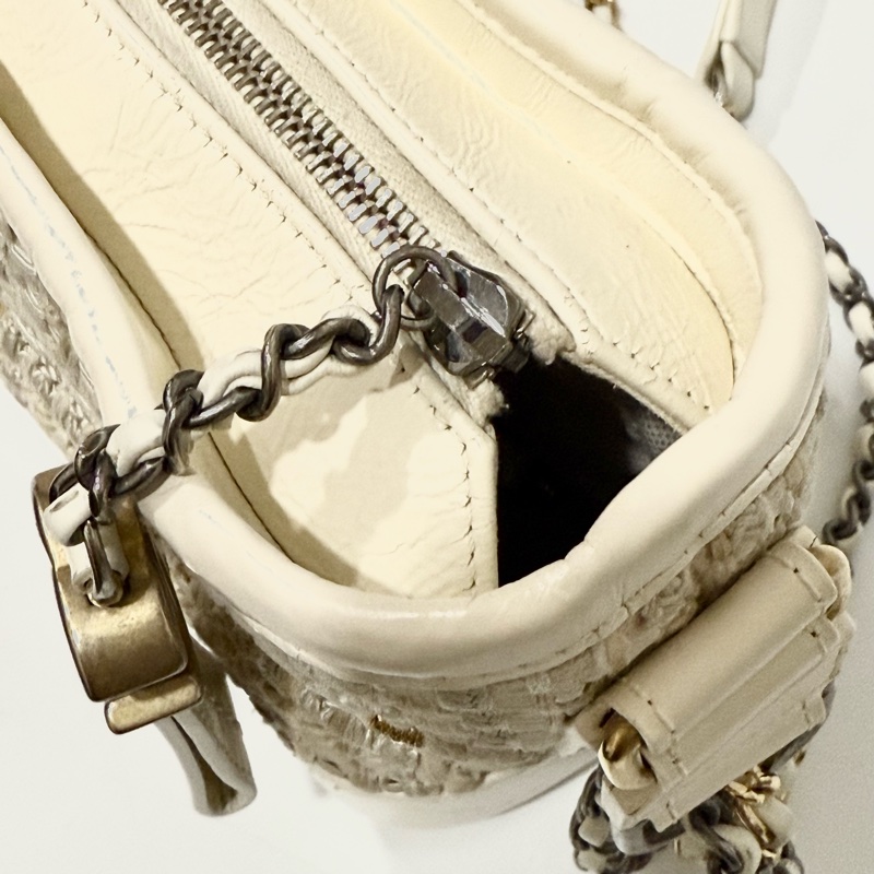 CHANEL - 白色毛呢流浪包（小號）-11