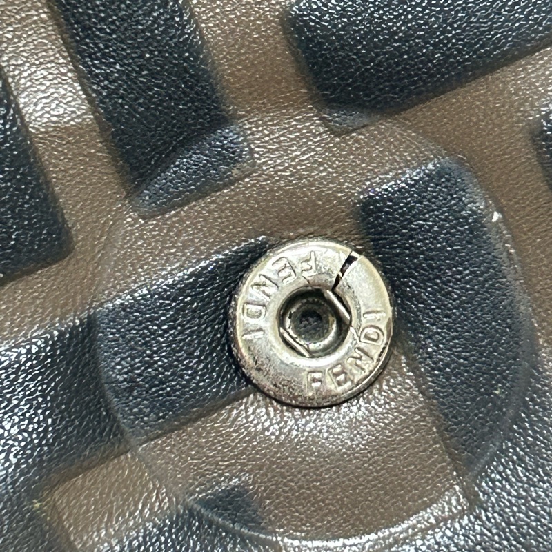 FENDI 老花壓紋 小牛皮三折錢包-16