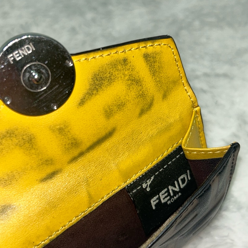 FENDI 老花壓紋 小牛皮三折錢包-25