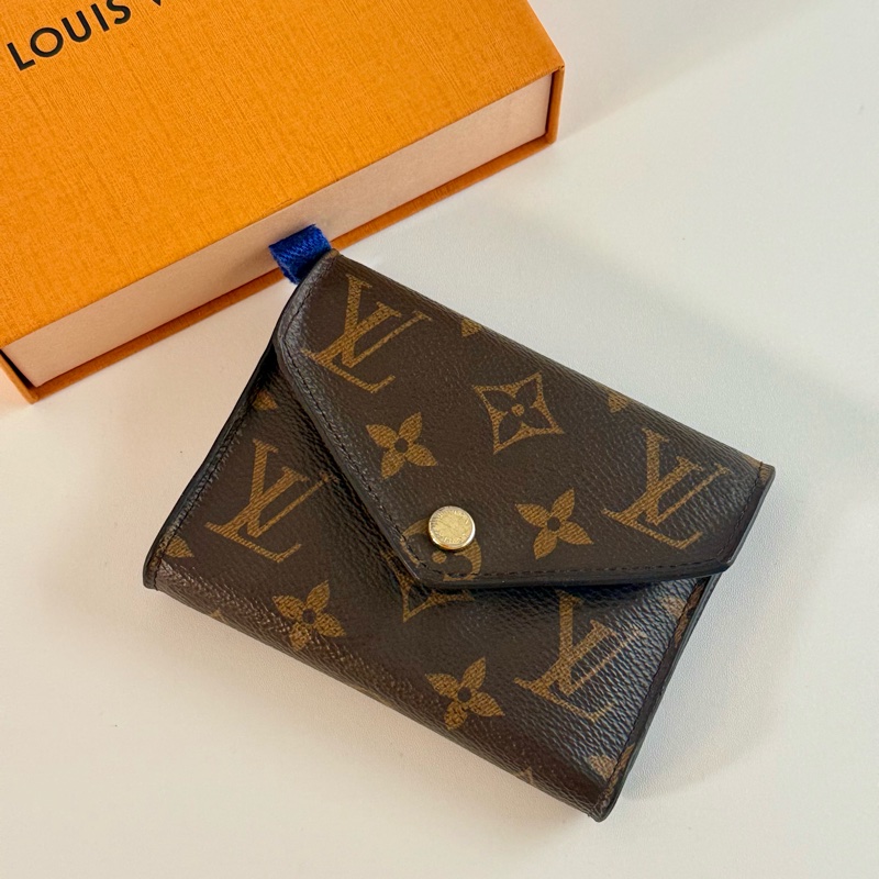 ✔️Louis Vuitton / LV VICTORINE 三折信封零錢袋釦式短夾 M62472-0