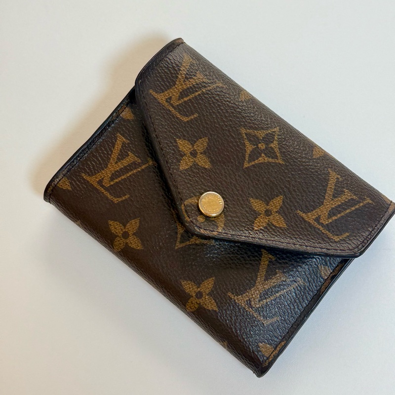 ✔️Louis Vuitton / LV VICTORINE 三折信封零錢袋釦式短夾 M62472-2