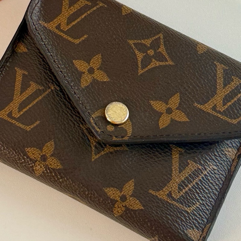 ✔️Louis Vuitton / LV VICTORINE 三折信封零錢袋釦式短夾 M62472-13